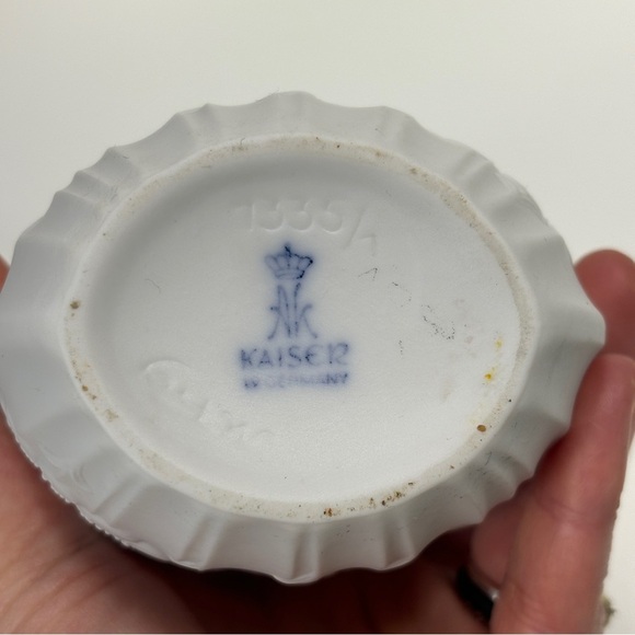 Vintage Kaiser White Bisque Porcelain Floral Pattern Jagged Edge Vase - Picture 10 of 11